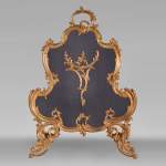 Beau pare-etincelles ancien en bronze doré de style Louis XV