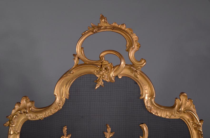 Beau pare-etincelles ancien en bronze doré de style Louis XV-1