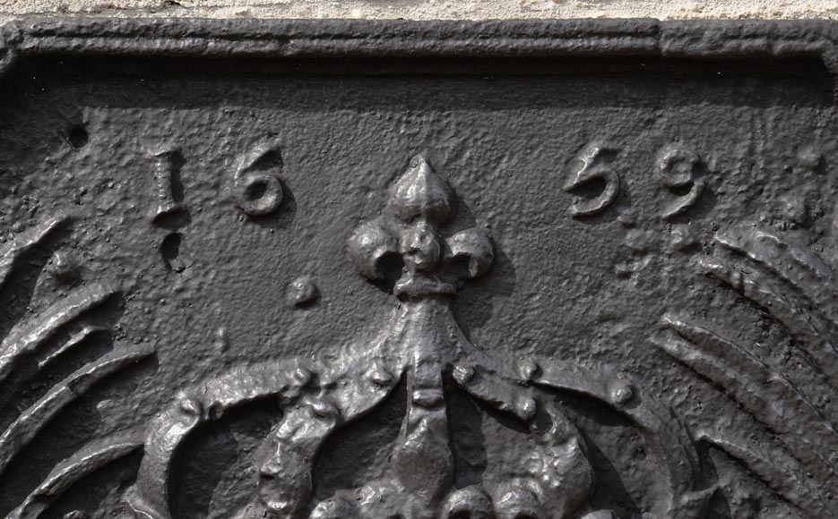 Plaque de cheminée ancienne aux armes de France datée de 1659-2