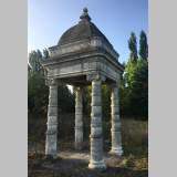 Temple d'Amour en pierre sculptée d'après le modèle du Château du Prince Noir près de Bordeaux