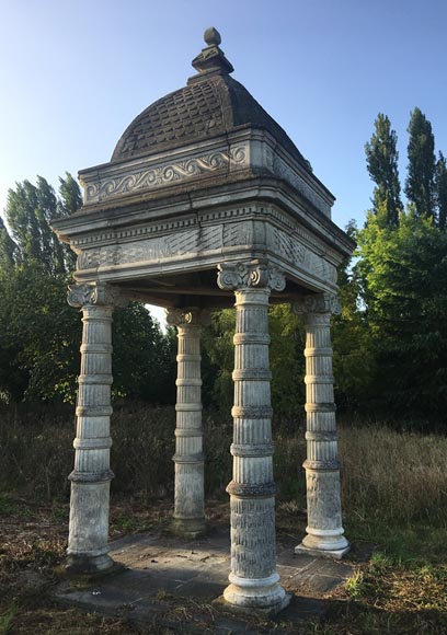 Dais de fontaine monumental en pierre sculptée d'après la fontaine du Château du Prince Noir près de Bordeaux-0
