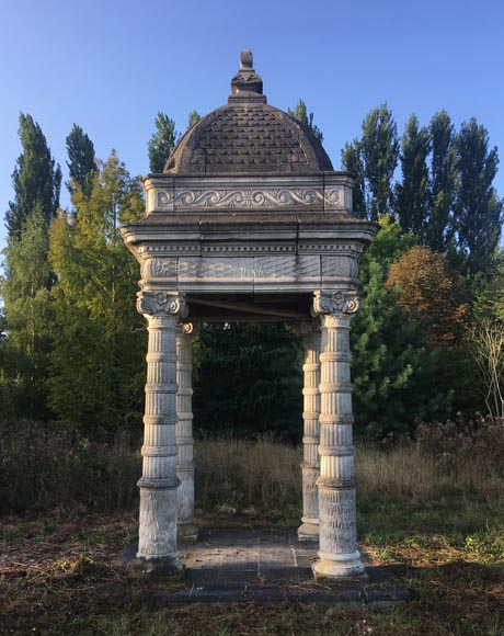 Dais de fontaine monumental en pierre sculptée d'après la fontaine du Château du Prince Noir près de Bordeaux-1