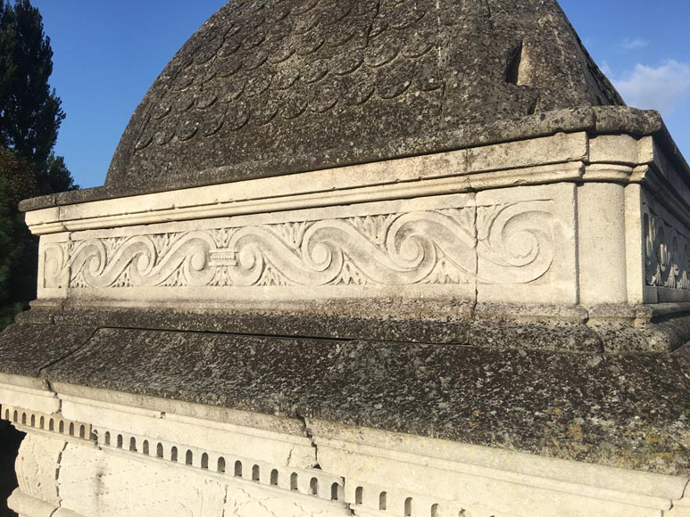 Dais de fontaine monumental en pierre sculptée d'après la fontaine du Château du Prince Noir près de Bordeaux-3
