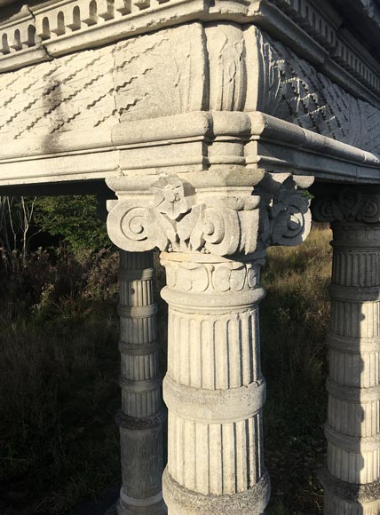 Temple d'Amour en pierre sculptée d'après le modèle du Château du Prince Noir près de Bordeaux-4