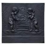 Putti forgeant les flèches de Cupidon, plaque de cheminée ancienne