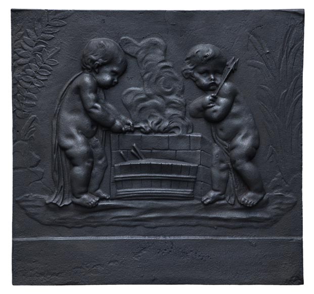 Putti forgeant les flèches de Cupidon, plaque de cheminée ancienne-0