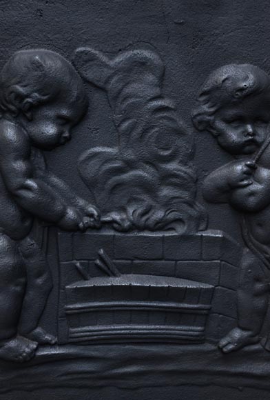 Putti forgeant les flèches de Cupidon, plaque de cheminée ancienne-3