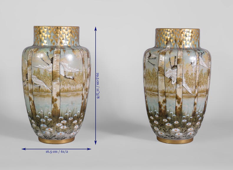 Manufacture KELLER & GUERIN à Lunéville - Paire de vases à décor de cigognes en vol dans un paysage lacustre-7