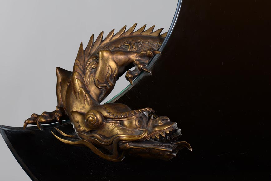 Gabriel VIARDOT (Att. à) - Très beau miroir japonisant en croissant de lune au dragon en bronze patiné-1