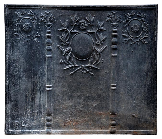 Importante plaque de cheminée ancienne aux Colonnes d'Hercule et branches de laurier de style Louis XVI-0