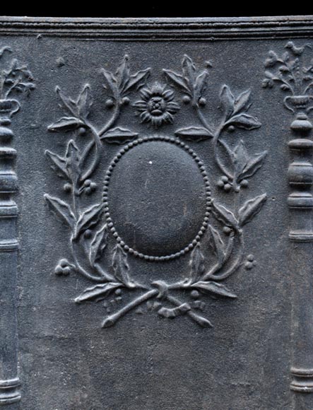 Importante plaque de cheminée ancienne aux Colonnes d'Hercule et branches de laurier de style Louis XVI-1
