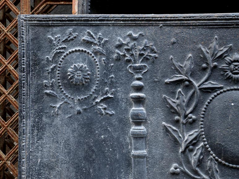 Importante plaque de cheminée ancienne aux Colonnes d'Hercule et branches de laurier de style Louis XVI-2