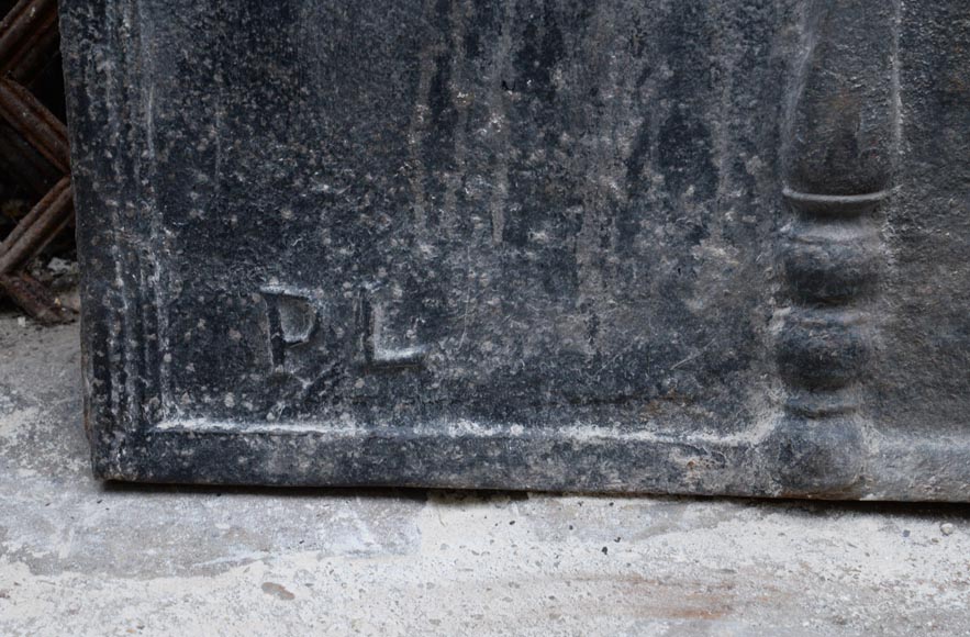Importante plaque de cheminée ancienne aux Colonnes d'Hercule et branches de laurier de style Louis XVI-5