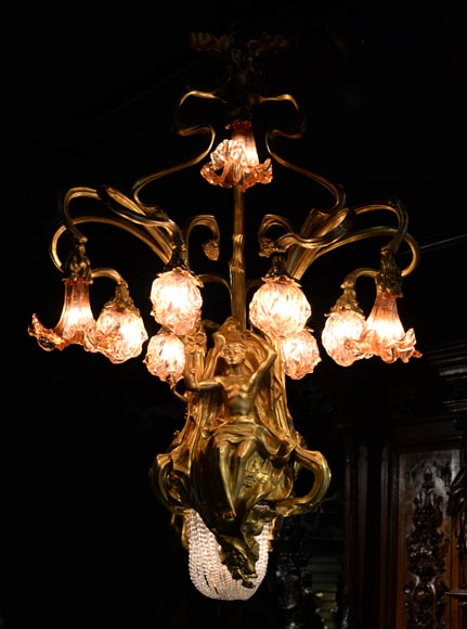 Beau lustre ancien de style Art Nouveau en bronze doré et verre moulé aux corps alanguis et aux neuf bras de lumière -2