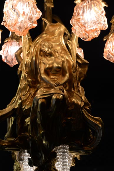 Beau lustre ancien de style Art Nouveau en bronze doré et verre moulé aux corps alanguis et aux neuf bras de lumière -3