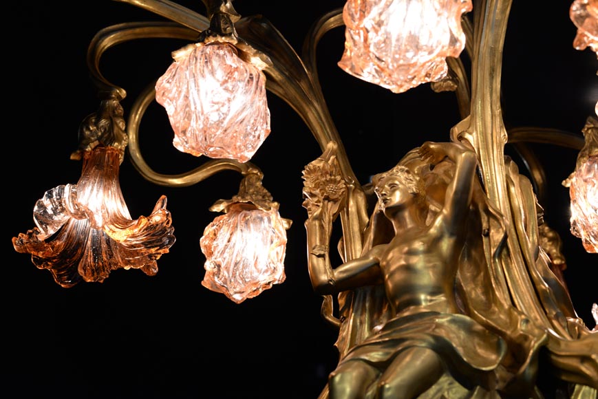 Beau lustre ancien de style Art Nouveau en bronze doré et verre moulé aux corps alanguis et aux neuf bras de lumière -8