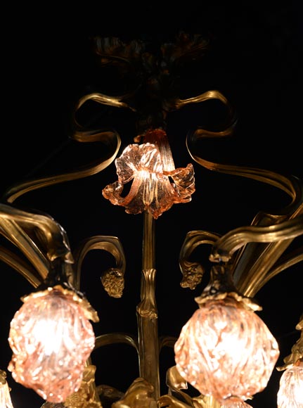 Beau lustre ancien de style Art Nouveau en bronze doré et verre moulé aux corps alanguis et aux neuf bras de lumière -10