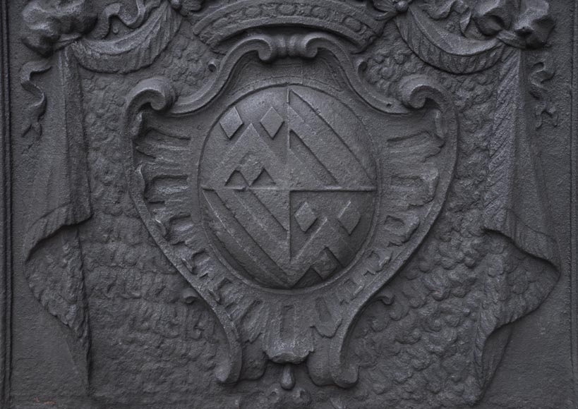 Belle plaque de cheminée ancienne aux armes de la famille Fyot, XVIIIè siècle-1