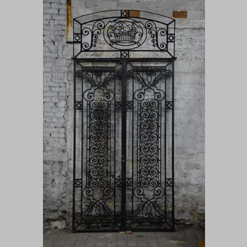 Ancienne porte Art Déco en fer forgé au panier de fruits, années 1930