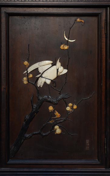 Petit meuble japonisant à décor sculpté et de marqueterie de nacre et d'ivoire-3