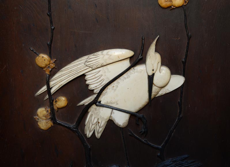 Petit meuble japonisant à décor sculpté et de marqueterie de nacre et d'ivoire-4
