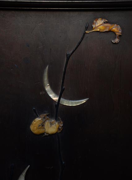 Petit meuble japonisant à décor sculpté et de marqueterie de nacre et d'ivoire-5