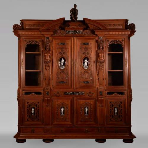Important cabinet en noyer de style Néo-Renaissance - Émaux peints signés par Théophile Soyer (1853-1940)