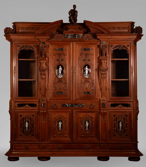 MAZAROZ-RIBAILLIER & SOYER Théophile — Important cabinet de présentation de style Néo-Renaissance en noyer sculpté, à émaux peints MAZAROZ-RIBAILLIER & SOYER Théophile — Important cabinet de présentation de style Néo-Renaissance en noyer sculpté, à émaux peints-0