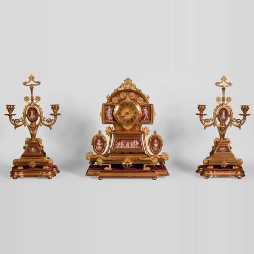 Garniture de cheminée de style Néo-Pompéien, en bronze doré et porcelaine rouge