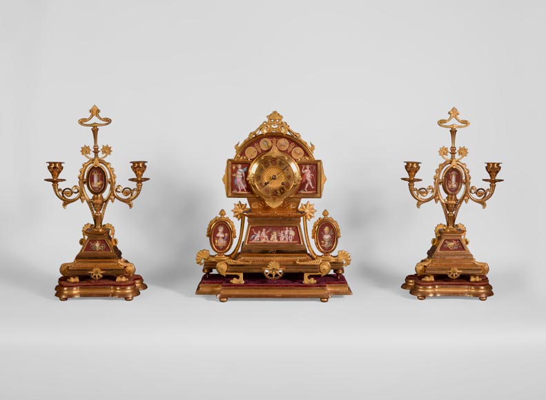 Garniture de cheminée de style Néo-Pompéien, en bronze doré et porcelaine rouge-0