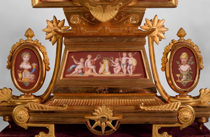 Garniture de cheminée de style Néo-Pompéien, en bronze doré et porcelaine rouge-4