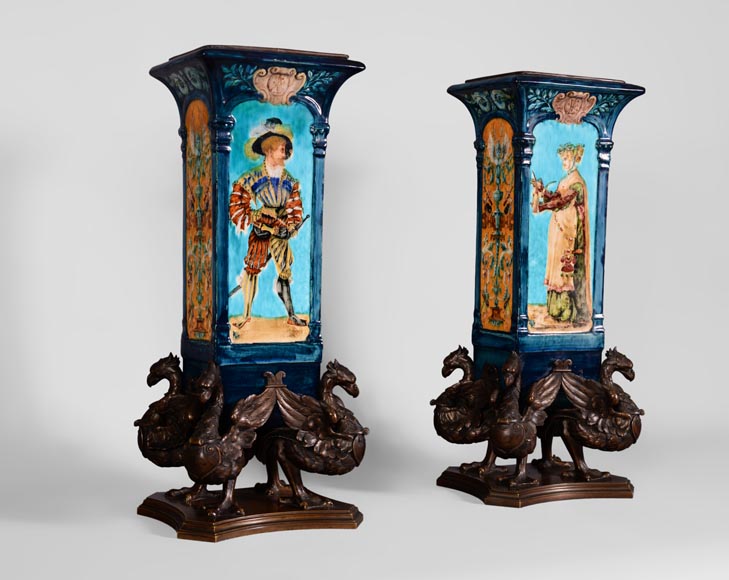 Paire de vases cornets en faïence de style Néo-renaissance à monture de griffons en bronze à patine brune-1
