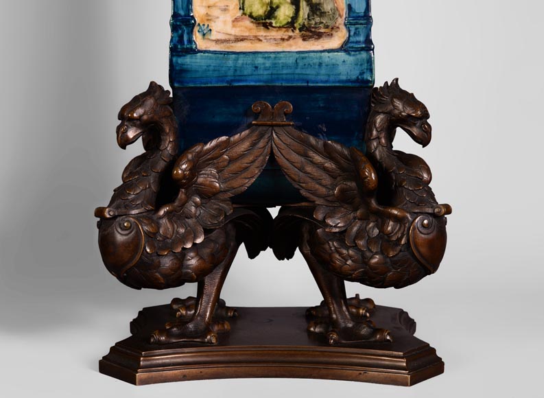 Paire de vases cornets en faïence de style Néo-renaissance à monture de griffons en bronze à patine brune-3