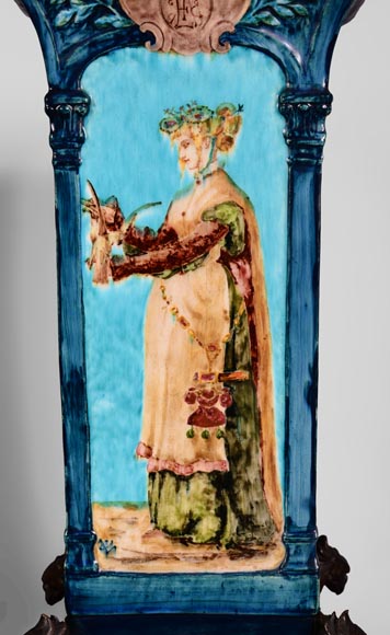 Paire de vases cornets en faïence de style Néo-renaissance à monture de griffons en bronze à patine brune-4