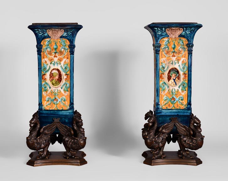 Paire de vases cornets en faïence de style Néo-renaissance à monture de griffons en bronze à patine brune-6