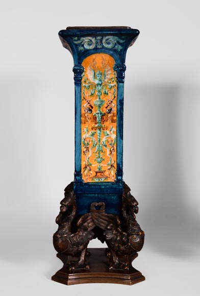 Paire de vases cornets en faïence de style Néo-renaissance à monture de griffons en bronze à patine brune-10