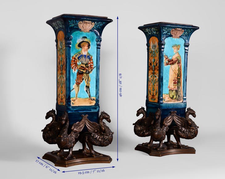Paire de vases cornets en faïence de style Néo-renaissance à monture de griffons en bronze à patine brune-12