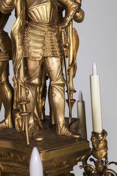 Jean-François-Théodore GECHTER (1795–1844 ) & Nicolas-Germain CHARPENTIER (1807–1864), Ensemble comprenant un lustre et une paire d’appliques aux porte-étendards et trophées-3