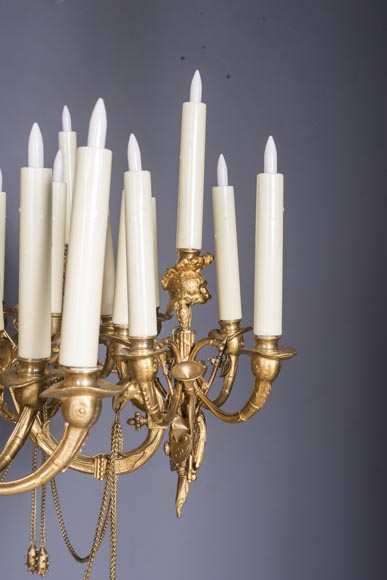 Jean-François-Théodore GECHTER (1795–1844 ) & Nicolas-Germain CHARPENTIER (1807–1864), Ensemble comprenant un lustre et une paire d’appliques aux porte-étendards et trophées-10