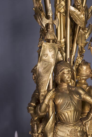 Jean-François-Théodore GECHTER (1795–1844 ) & Nicolas-Germain CHARPENTIER (1807–1864), Ensemble comprenant un lustre et une paire d’appliques aux porte-étendards et trophées-13