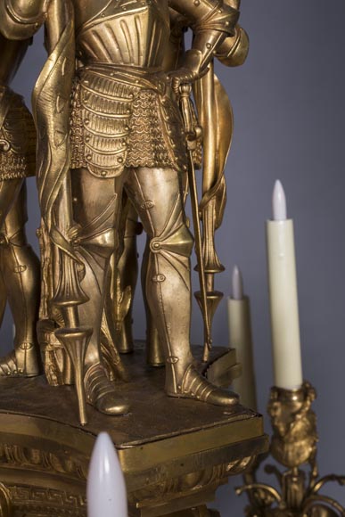 Jean-François-Théodore GECHTER (1795–1844 ) & Nicolas-Germain CHARPENTIER (1807–1864), Ensemble comprenant un lustre et une paire d’appliques aux porte-étendards et trophées-19