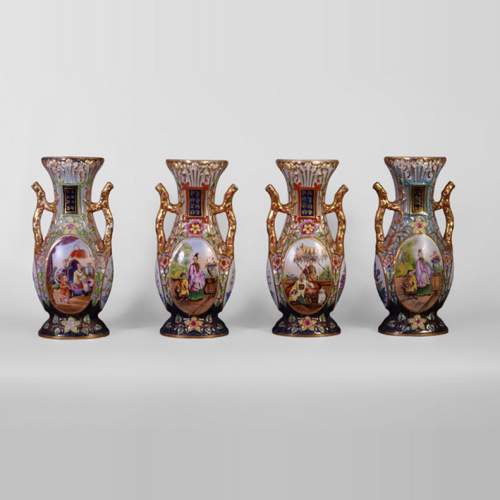 MANUFACTURE DE BAYEUX - Suite de quatre vases à décor polychrome et or de Chinois