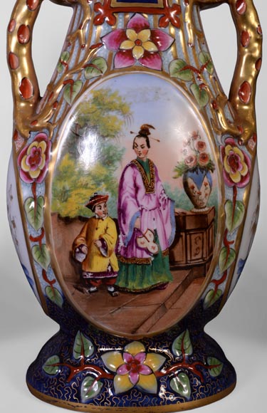 MANUFACTURE DE BAYEUX - Suite de quatre vases à décor polychrome et or de Chinois-2