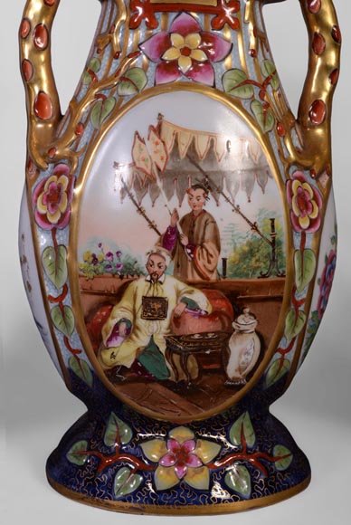 MANUFACTURE DE BAYEUX - Suite de quatre vases à décor polychrome et or de Chinois-3