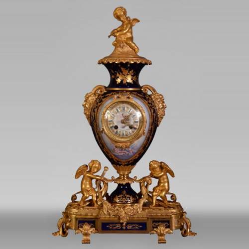 Pendule de style Napoléon III, en porcelaine bleu nuit de Sèvres et bronze doré