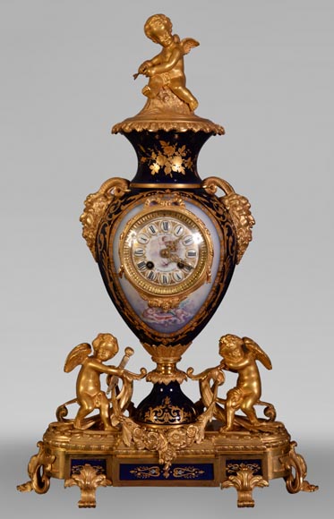 Pendule de style Napoléon III, en porcelaine bleu nuit de Sèvres et bronze doré-0