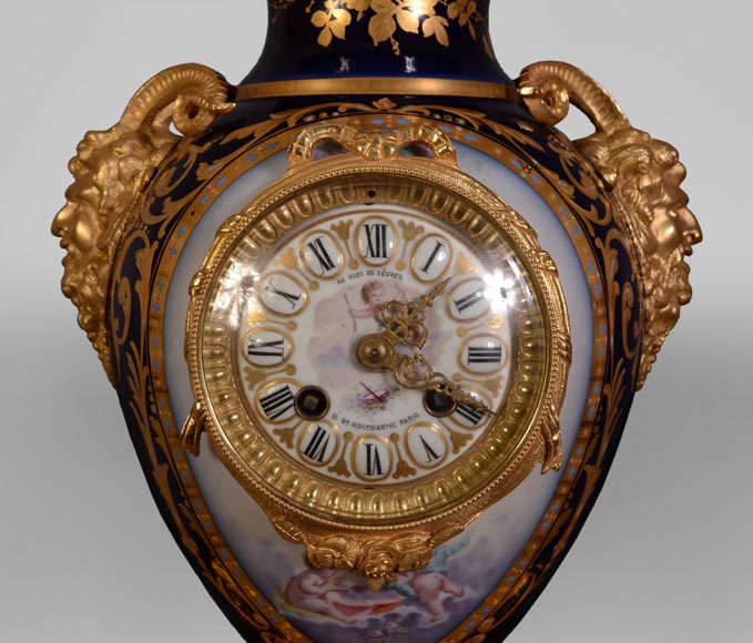 Pendule de style Napoléon III, en porcelaine bleu nuit de Sèvres et bronze doré-1