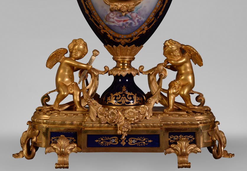 Pendule de style Napoléon III, en porcelaine bleu nuit de Sèvres et bronze doré-3