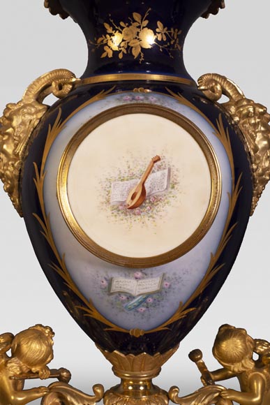 Pendule de style Napoléon III, en porcelaine bleu nuit de Sèvres et bronze doré-8