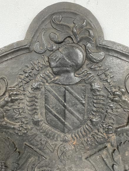 Plaque de cheminée en fonte de fer aux armes de la famille Pellet de Fretinville, XVIe siècle-3